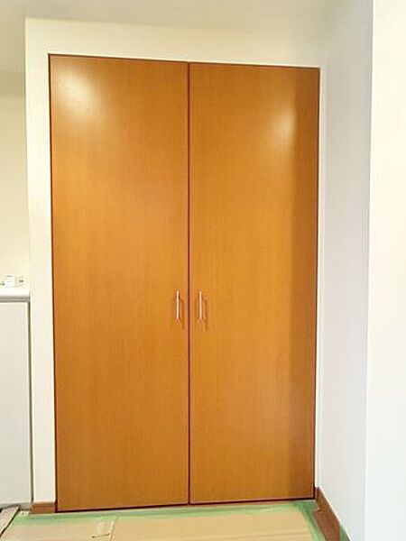 【リフォーム中】玄関収納です。建具クリーニングを行います。