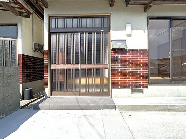 【リフォーム済】玄関は鍵交換＆立て付け調整を行いました。モニター付きインターホンも新設いたしました。