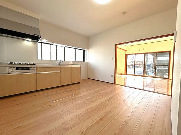 【リフォーム済】リビング。価格には消費税、リフォーム費用を含みます。自社物件につき随時ご案内可能。内覧希望の方はお電話ください。