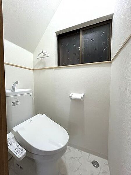 【リフォーム済】1階トイレはクロス張替え、クッションフロア張替を行い、トイレは新品に交換いたしました。