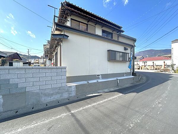 【リフォーム済】外観。東側アングル。大通りに約50ｍとアクセスしやすいです。