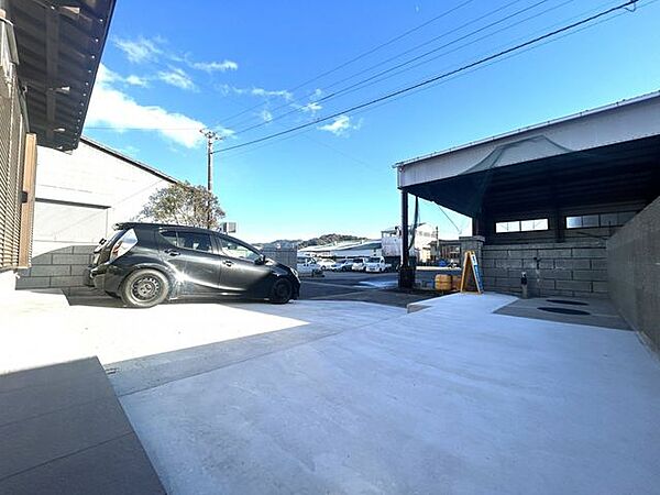 【リフォーム済】駐車場は切り下げ工事を行い、駐車しやすくしました。普通車、駐車2台可能です。乗り降りも簡単です。外水栓有。