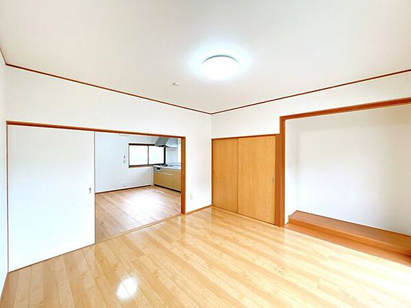 【リフォーム済】1階洋室はクロス張替えを行いました。リビングと洋室を仕切ることも可能です。電気をつけなくても、明るい印象です。