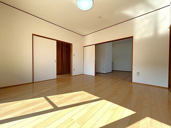 【リフォーム済】1階洋室別アングル。クロス張替えを行いました。南面に面しているため、明るい印象です。