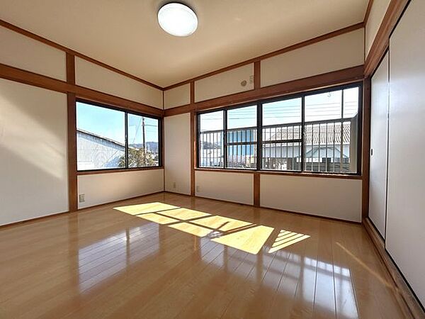 【リフォーム中】2階南側洋室。クロス張替えを行いました。また、壁を作り、お部屋を仕切る工事をいたします。