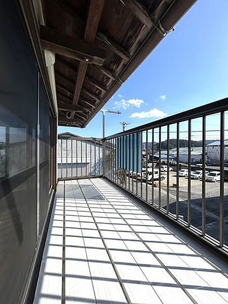 【リフォーム済】ベランダは点検＆クリーニングを行いました。南面に面しているため、日当たりがよい印象です。