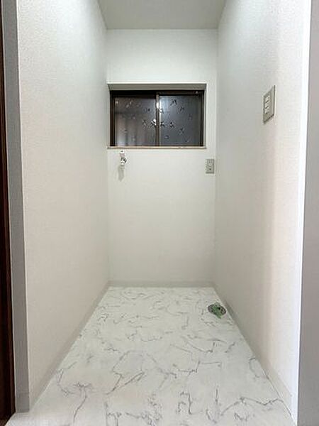 【リフォーム済】洗面脱衣場はクロス張替え、クッションフロア張替を行いました。洗濯機スペースもあります。