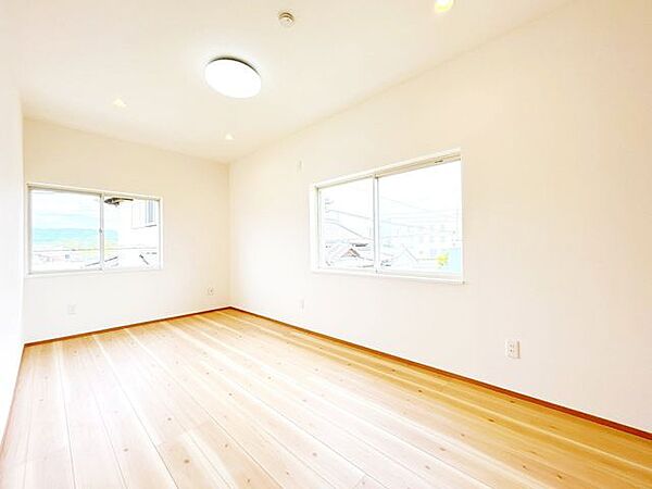 【リフォーム済】2階北側洋室はフローリング重ね張り、クロス張替え、照明交換、建具交換を行いました。収納をうまく使って部屋を広く使いたいですね。