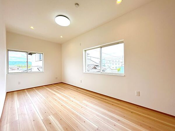 【リフォーム済】2階北側洋室はフローリング重ね張り、クロス張替え、照明交換、建具交換を行いました。収納をうまく使って部屋を広く使いたいですね。