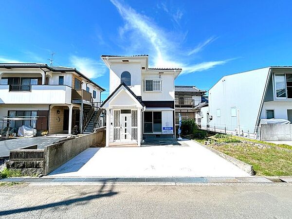 【リフォーム済】リフォームでスッキリとした飽きのこない外観へと変わりました。ずっと住むお家だからこそシンプルなものを選びたくなりますね。