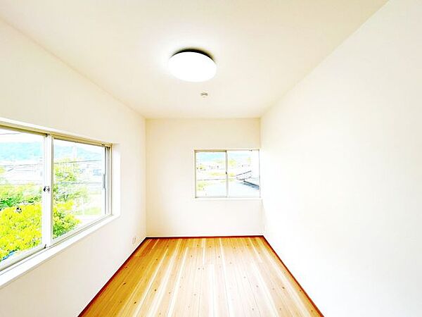 【リフォーム済】2階和室は洋室に間取り変更を行いました。クロス張替え、照明交換、建具交換を行いました。約4.3帖と少し狭いお部屋になりますがこちらは書斎としても使用できそうです。