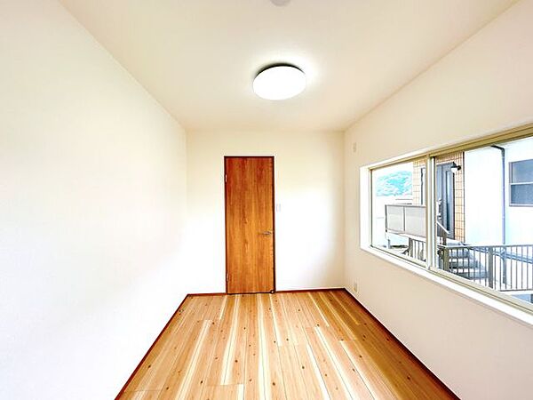 【リフォーム済】2階和室は洋室に間取り変更を行いました。クロス張替え、照明交換、建具交換を行いました。子供部屋にいかがですか。約4.3帖と少し狭いお部屋になりますが狭いからこそ予習と復習を含め宿題に…