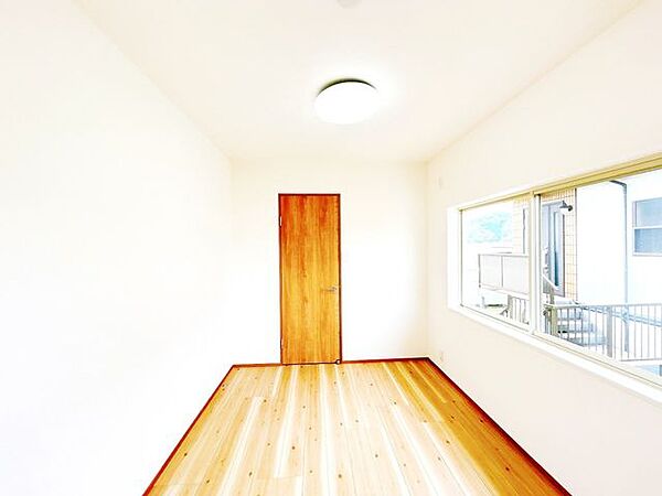 【リフォーム済】2階和室は洋室に間取り変更を行いました。クロス張替え、照明交換、建具交換を行いました。子供部屋にいかがですか。約4.3帖と少し狭いお部屋になりますが狭いからこそ予習と復習を含め宿題に…