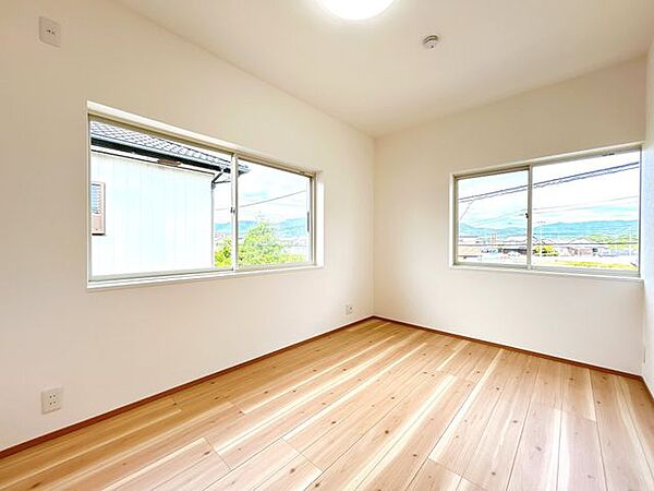 【リフォーム済】2階和室は洋室に間取り変更を行いました。クロス張替え、照明交換、建具交換を行いました。「そろそろ1人部屋が欲しい」そんなお子様の願いも叶えてあげられそうですね。