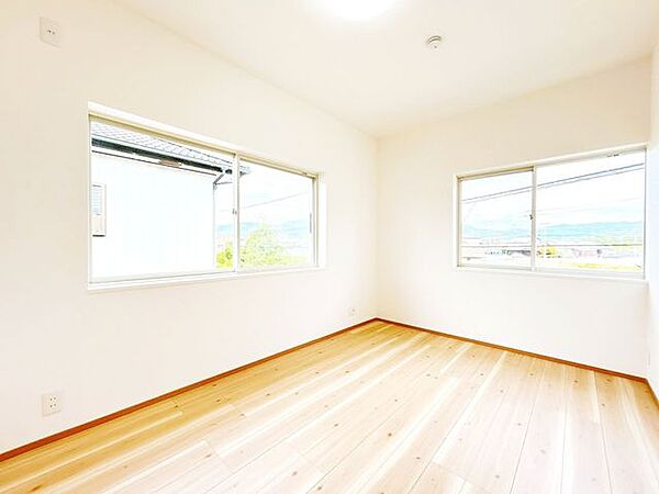 【リフォーム済】2階和室は洋室に間取り変更を行いました。クロス張替え、照明交換、建具交換を行いました。「そろそろ1人部屋が欲しい」そんなお子様の願いも叶えてあげられそうですね。