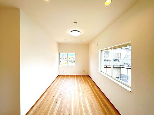 【リフォーム済】2階北側洋室はフローリング重ね張り、クロス張替え、照明交換、建具交換を行いました。家族の分だけお部屋の使い方も様々。寝室以外にも書斎や収納部屋としても使えそうです。