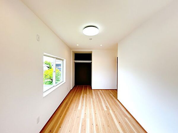 【リフォーム済】2階北側洋室はフローリング重ね張り、クロス張替え、照明交換、建具交換を行いました。シングルベッドを置いても圧迫感無く過ごしていただける室内となっています。
