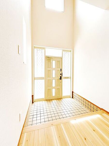 【リフォーム済】玄関内観はクロス張替え、照明電球交換、クリーニング、玄関枠交換を行いました。玄関はお家の顔となる部分、お客様が最初に目にする場所だからこそ、第一印象が大切ですね。