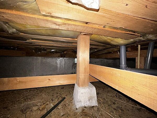 中古住宅の3大リスクである、雨漏り、主要構造部分の欠陥や腐食、給排水管の漏水や故障を2年間保証します。その前提で床下まで確認の上でリフォームし、シロアリの被害調査と防除工事もおこないました。