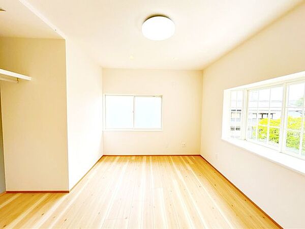 【リフォーム済】2階南側洋室はフローリング重ね張り、クロス張替え、照明交換、建具交換を行いました。2面の窓からはあたたかな陽射しと心地いい風を確保。明るく気持ちのいい室内になっています。
