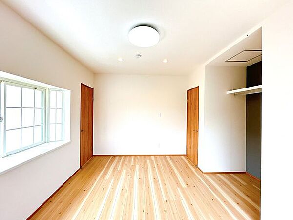 【リフォーム済】2階南側洋室はフローリング重ね張り、クロス張替え、照明交換、建具交換を行いました。2面の窓から差し込む日差しで明るい空間。収納を上手く使ってお部屋を広く使って下さいね。