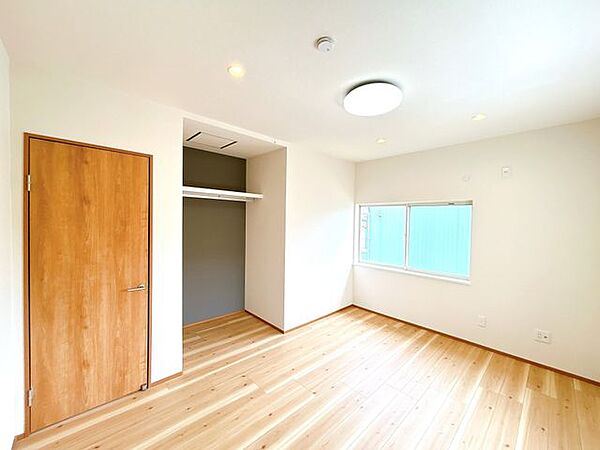 【リフォーム済】2階南側洋室はフローリング重ね張り、クロス張替え、照明交換、建具交換を行いました。