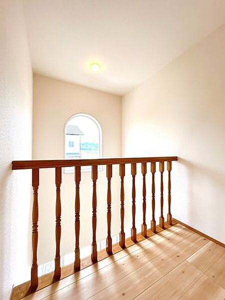 【リフォーム済】2階南側吹き抜けはクロス張替え、手すり強度点検を行いました。玄関に入ってきたら上から「おかえり」と言ってあげられる空間になってますね。