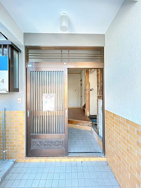 【リフォーム中】玄関は鍵交換、建具クリーニングを行います。