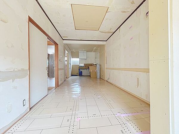 【リフォーム中】対面キッチンを備えた約13.5帖のリビングに仕上げます。
