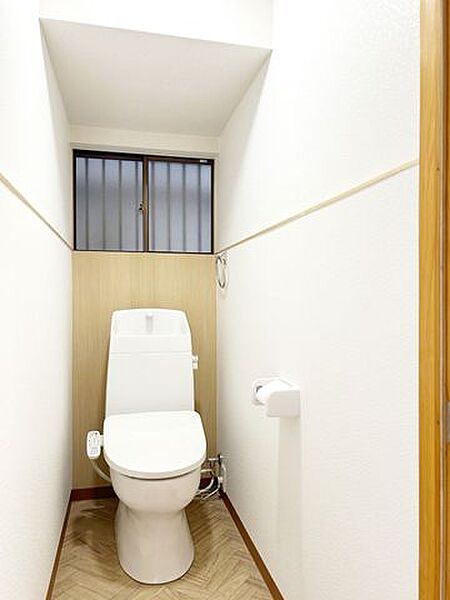 【リフォーム中】トイレはジャニス製の温水洗浄機能付きに新品交換します。キズや汚れが付きにくい加工が施してあるのでお手入れが簡単です。直接肌に触れるトイレは新品が嬉しいですよね。