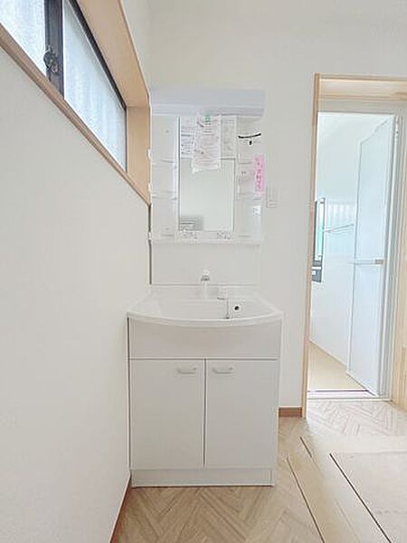 【リフォーム中】洗面化粧台はハウステック製の新品に交換します。間口65cmの大型の洗面ボウルは洗顔・洗髪はもちろん、つけ置き洗いにも使えます。コンセント付きです。