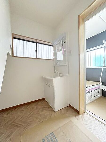 【リフォーム中】洗面脱衣所はクッションフロア張替、クロス張替、洗面化粧台新品交換を行います。