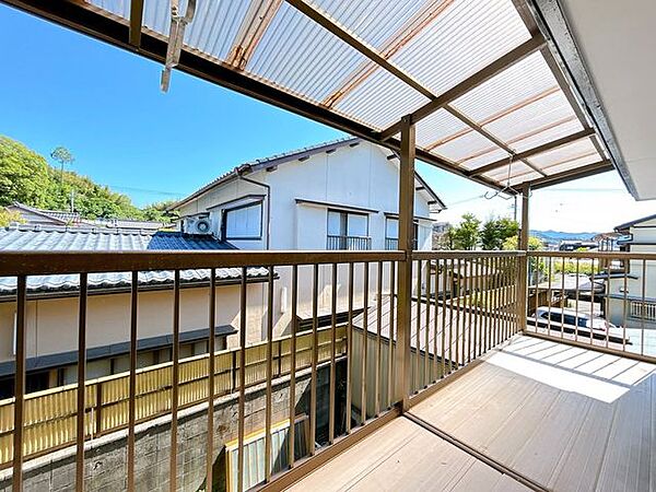 【リフォーム中】ベランダは床クリーニング、点検を行います。南向きで日当たり良好です。