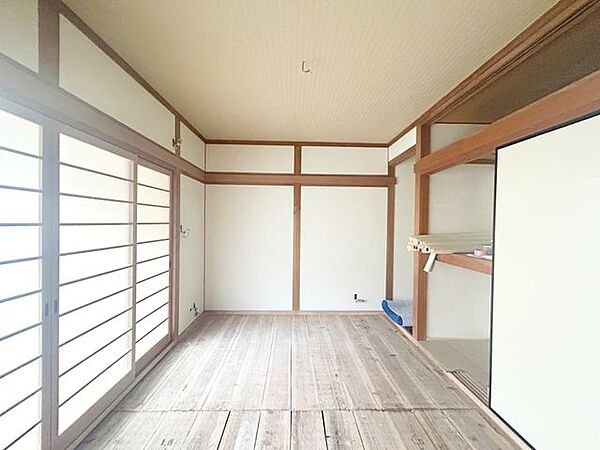 【リフォーム中】1階和室は畳表替え、クロス張替え、照明交換を行います。