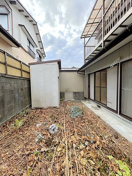 【リフォーム中】南側には庭があります。バーベキューやプールなど夢が広がりますね。