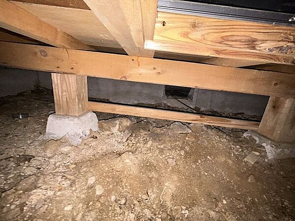 中古住宅の3大リスクである、雨漏り、主要構造部分の欠陥や腐食、給排水管の漏水や故障を2年間保証します。その前提で床下まで確認の上でリフォームし、シロアリの被害調査と防除工事も行います。