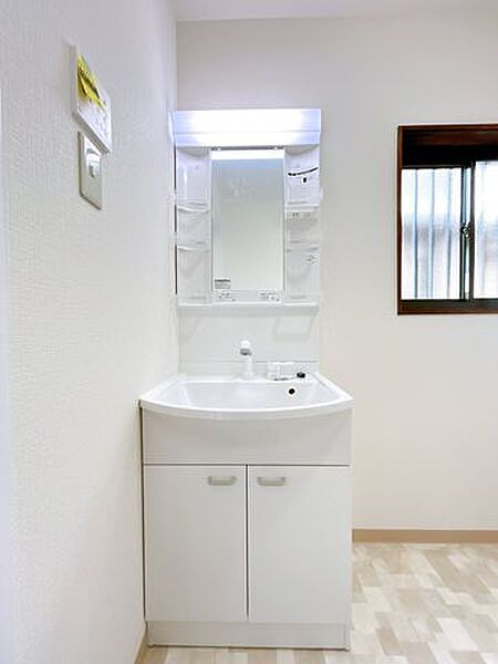 【リフォーム済】洗面化粧台は新品交換しました。蛇口が伸びるタイプで使い勝手も良いですよ。