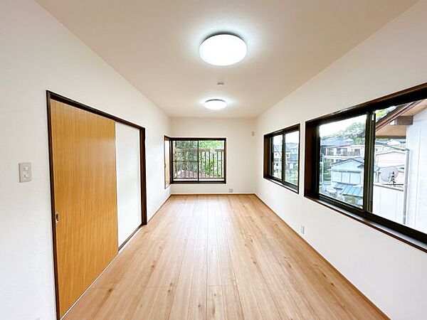 【リフォーム済】2階東側9帖洋室はフローリング重ね張り、壁と天井のクロスは張替えを行いました。縦長のお部屋で、机などの配置が考えやすそうです。