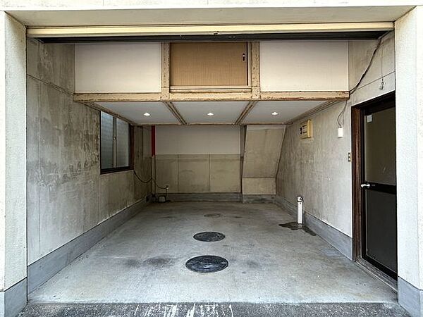 【リフォーム済】駐車場は幅約約3.2ｍ×奥行約5ｍです。高さも約2ｍありますので、背の高いお車でも駐車可能です。雨に濡れずに玄関まで行けますよ。照明はダウンライトに交換済です。