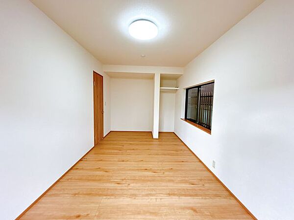 【リフォーム済】1階洋室はフローリング施工、壁と天井のクロスは張替えを行いました。1階にDKともう一部屋あれば、1階だけでも生活できますね。