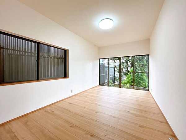 【リフォーム済】1階洋室も南向きで良く日が入ります。ネコちゃんの日向ぼっこスペースとしても魅力がありそうです。