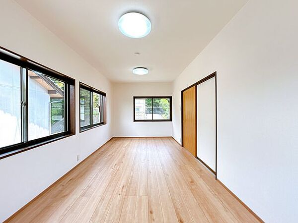 【リフォーム済】2階西側洋室はフローリング重ね張りを行いました。少し縦長ですが9帖と十分な広さがあるので、机やベッド、タンスも置けそうです。
