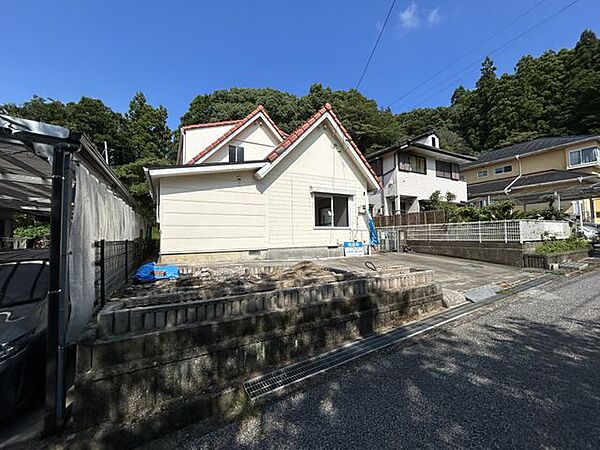 【リフォーム中】閑静な住宅街に位置する中古一戸建て。敷地にゆとりがあり、駐車スペースも確保された使いやすい住まい。リフォーム中のため、これからきれいに仕上がる点も魅力です。