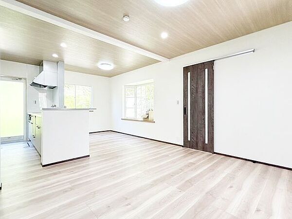 【リフォーム中】広々としたLDKは開放感があり、対面キッチンで家族の会話も弾む空間。現在リフォーム中につき、水回り交換や内装一新で、より快適な住まいへと仕上がる予定です。
