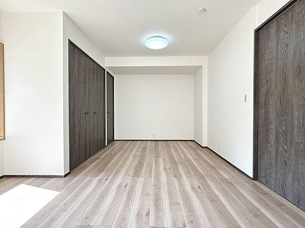 【リフォーム中】洋室はリフォーム中につき、フローリング重張りやクロス張替えを実施予定。内装を一新し、明るく使いやすい居室へと整う見込みで、快適なプライベート空間が期待できます。