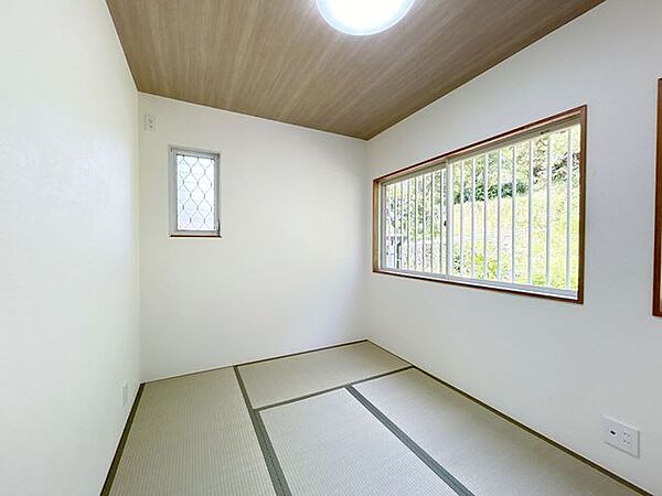 【リフォーム中】落ち着いた雰囲気の和室は、畳の表替えとクロス張替えを実施予定。内装を整え、清潔感のある心地よい空間へと生まれ変わる見込みで、くつろぎのひとときを演出します。
