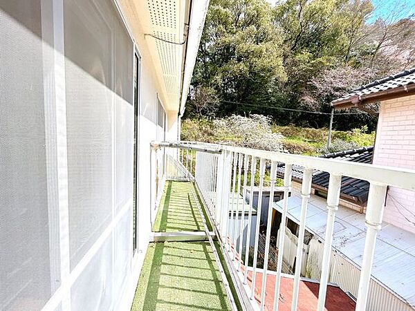 【リフォーム中】日当たりの良いバルコニーは、洗濯物もよく乾く実用的なスペース。クリーニング・点検を実施し、安心してお使いいただける状態でお引渡し予定です。