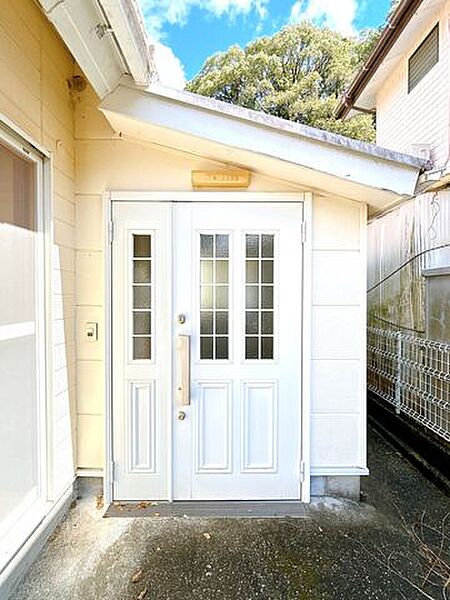 【リフォーム中】明るい印象の玄関まわりは、来客をやさしく迎える落ち着いた空間。現在リフォーム中につき、外装塗装や内装の一新で、より快適にお住まいいただける住まいへと整います。