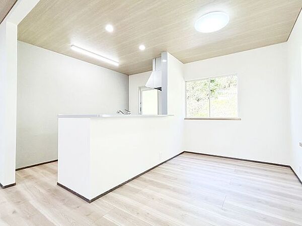 【リフォーム中】リビングはフローリング施工、壁と天井のクロス張替えを行いました。