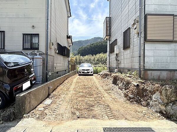 建物の東側に駐車場新設工事を行います